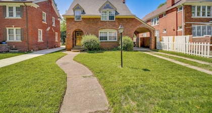Historic Detroit Bungalow: Pet & Family Friendly