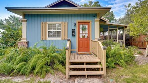 A small, single-story house with a front porch, a wooden door, and a mailbox. - Lake Wales Vacation Rental w/ Screened-in Porch! (Lake Wales)