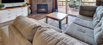 Klamath Falls Getaway w/ Pool & Hot Tub Access!