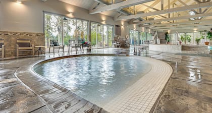 Klamath Falls Getaway w/ Pool & Hot Tub Access!