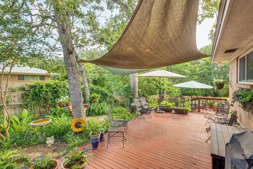 Lovely Bryan Home w/ Deck - 4 Mi to Kyle Field!