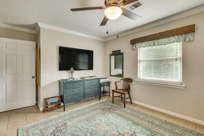 House (3 Bedrooms) | Interior - Lovely Bryan Home w/ Deck - 4 Mi to Kyle Field! (Bryan)