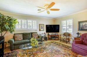 House (3 Bedrooms) | Interior - Lovely Bryan Home w/ Deck - 4 Mi to Kyle Field! (Bryan)