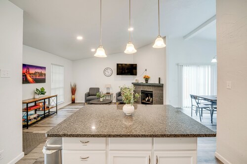 Game Room & Pool: Family Home in The Colony!