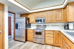 Microwave, oven, stovetop, dishwasher - Family-friendly Norman Home Near OU! (Norman)