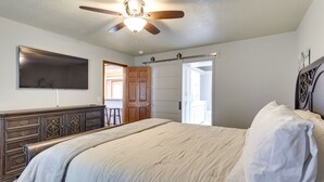 3 bedrooms, laptop workspace, iron/ironing board, bed sheets - Family-friendly Norman Home Near OU! (Norman)