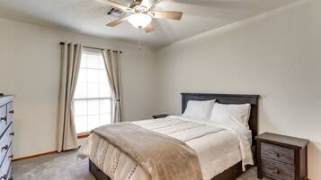 3 bedrooms, laptop workspace, iron/ironing board, bed sheets