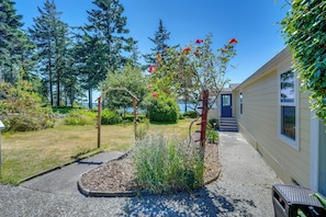 Cottage (3 Bedrooms) | Interior - Cozy Langley Retreat: Water Views & Beach Access (Langley)