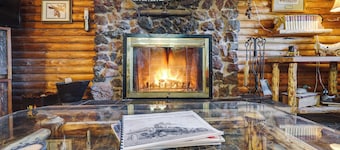 Remote Escape: Klamath Falls Cabin By Lake & Hikes