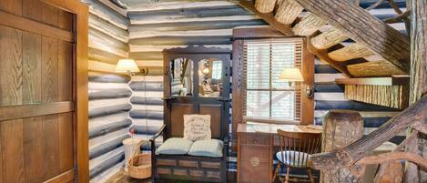 House (5 Bedrooms) | Interior