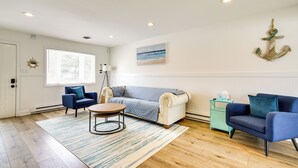A living room with a sofa, two armchairs, a coffee table, and a rug. - Charming Beach Haven West Home: 1 Mi to Beach! (Manahawkin)