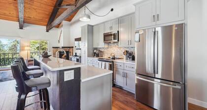 10 Mi to Palisades Tahoe! Condo w/ Game Room