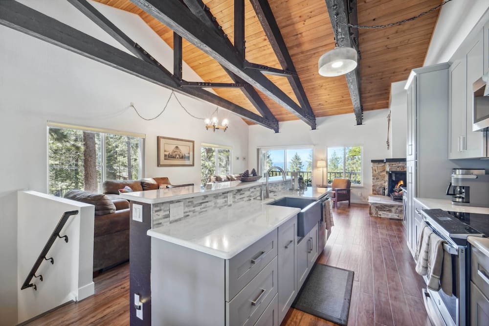 10 Mi to Palisades Tahoe! Condo w/ Game Room - Dollar Point, CA