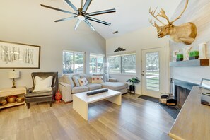 Una chimenea, libros