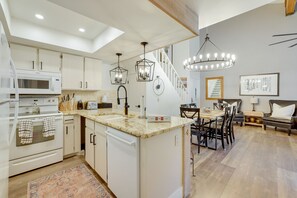 Apartamento (2 Bedrooms) | Cocina privada | Microondas, horno, placa de cocina y lavavajillas