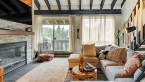 Ein gemütliches Wohnzimmer mit Kamin, einer Couch und einem Couchtisch.