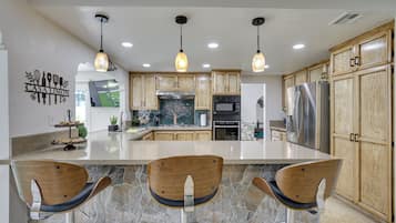 House (5 Bedrooms) | Interior