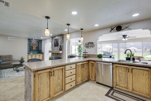 House (5 Bedrooms) | Interior