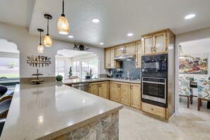 House (5 Bedrooms) | Interior