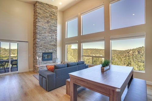 Newly Built, Modern Alton Cabin on 4 Acres!