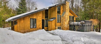Jamaica Vacation Home w/ Deck: 8 Mi to Skiing!