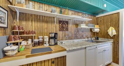 Charming Converted Railcar Studio in Joplin!