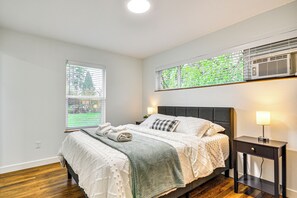 House (2 Bedrooms) | Interior - Modern Home w/ Spacious Yard in Beaverton! (Beaverton)