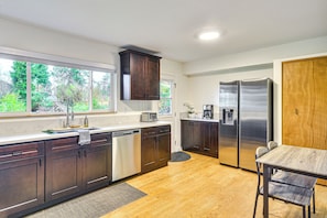 House (2 Bedrooms) | Interior - Modern Home w/ Spacious Yard in Beaverton! (Beaverton)