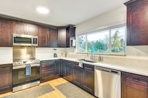 House (2 Bedrooms) | Interior - Modern Home w/ Spacious Yard in Beaverton! (Beaverton)