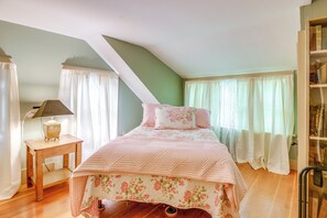 Interior - Cozy Vacation Rental Home Near Lake Winnipesaukee! (Wolfeboro)