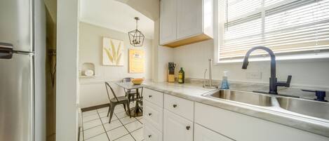 House (3 Bedrooms) | Private kitchen | Oven, stovetop, dishwasher, cookware/dishes/utensils