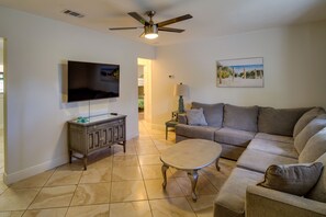 Living area - Melbourne Escape w/ Screened Patio, Near Beaches! (Melbourne)