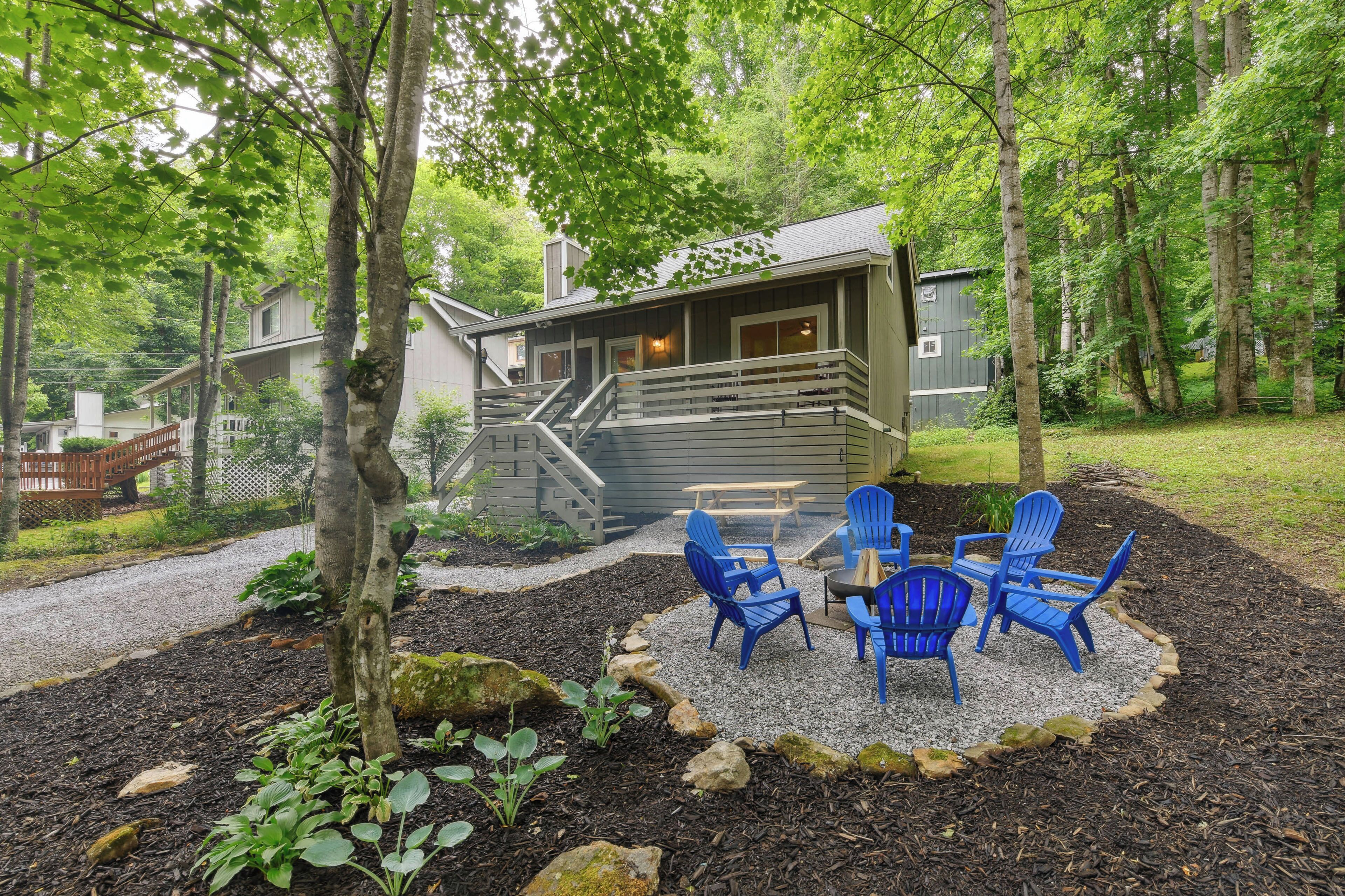 A cabin with a deck and outdoor seating area.