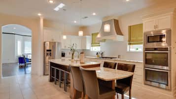 House (5 Bedrooms) | Interior