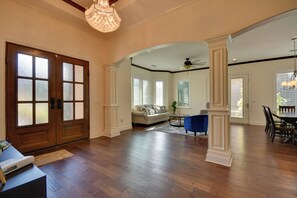 House (5 Bedrooms) | Interior