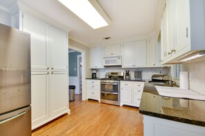 Σπίτι (3 Bedrooms) | Ιδιωτική κουζίνα | Φούρνος μικροκυμάτων, φούρνος, μαγειρικές εστίες, πλυντήριο πιάτων