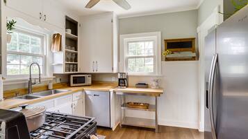 House (3 Bedrooms) | Private kitchen | Microwave, oven, stovetop, dishwasher