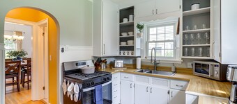 Charming South Bend Retreat ~ 1 Mi to Notre Dame!