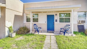 A house with a blue door, two blue chairs, and a potted plant. - Cozy Melbourne Hideaway Near Beaches, Downtown! (Melbourne)