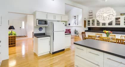 Modern & Spacious Home - 6 Mi to Dtwn South Bend