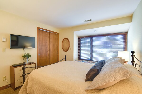 Apartment (3 Bedrooms) | Interior - Tasteful Galena Townhome w/ Community Amenities (Galena)