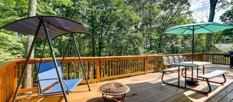 Walk to Lake Wallenpaupack: Poconos Vacation Home
