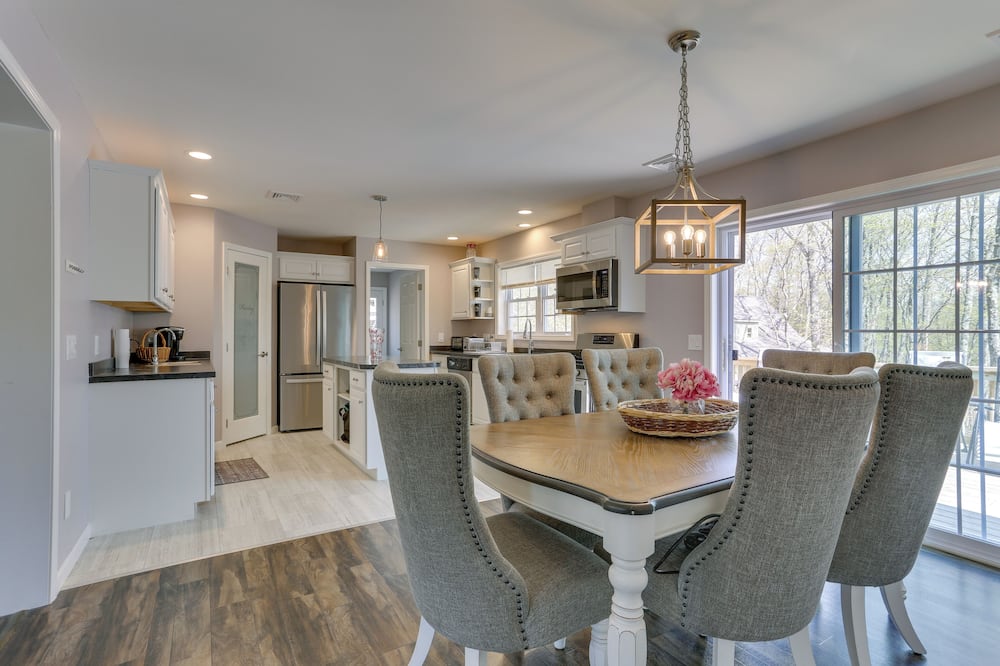 Walk to Lake Wallenpaupack: Poconos Vacation Home - Paupack, PA