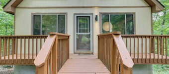 Screened Porch & Grill: Lake Ariel Vacation Rental
