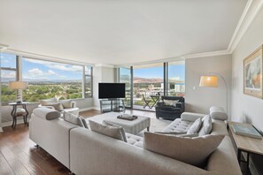Apartment (3 Bedrooms) | Interior - Dtwn Reno Retreat! Panoramic Views, 2 Living Areas (Reno)