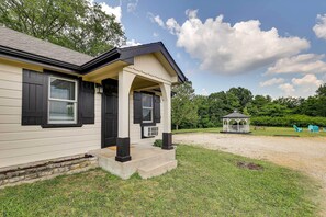 Apartment (0 Bedroom) | Interior - Eureka Springs Cabin Rental ~ 5 Mi to Beaver Lake! (Eureka Springs)