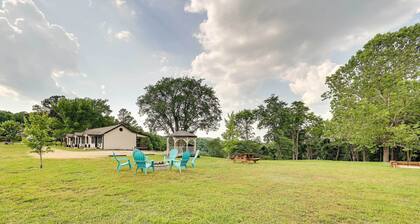 Eureka Springs Cabin Rental ~ 5 Mi to Beaver Lake!