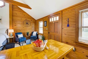 Apartment (0 Bedroom) | Interior - Eureka Springs Cabin Rental ~ 5 Mi to Beaver Lake! (Eureka Springs)