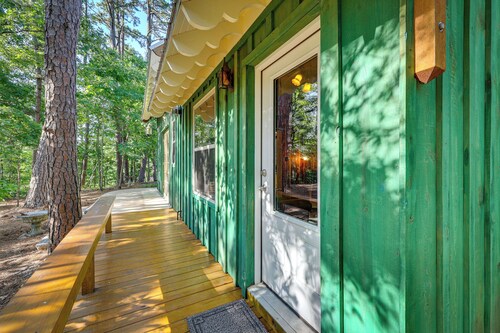 Pet-friendly Eureka Springs Rental w/ Private Deck