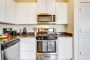Apartment (4 Bedrooms) | Private kitchen | Microwave, oven, stovetop, dishwasher